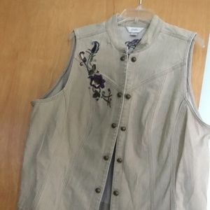 Beautifully embroidered vest, 1X. Beige